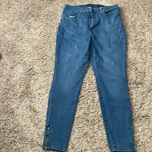 Banana Republic excellent pre-owned condition. Hi-Rise  with ankle zippers.